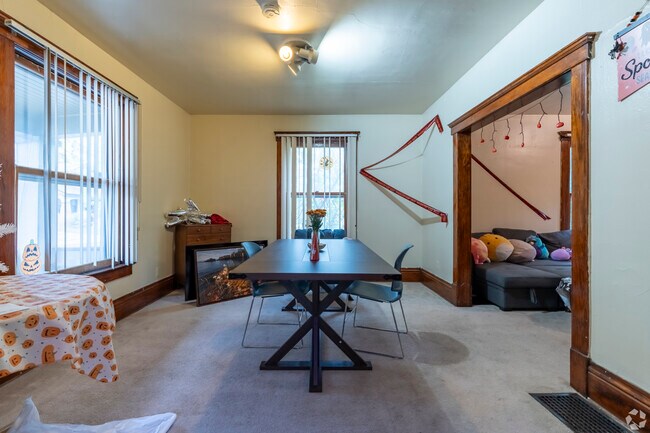 Photo - 807 S Main St