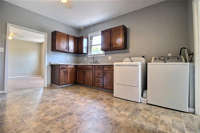 Building Photo - 33 Railroad Ave Unit 2
