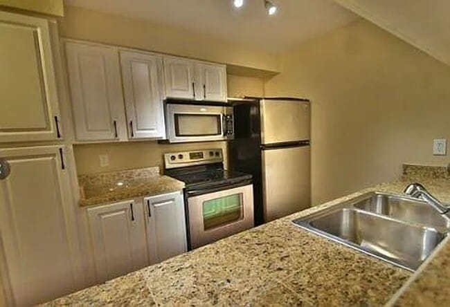 Photo - 1Bd/1.5Ba Everett Townhouse