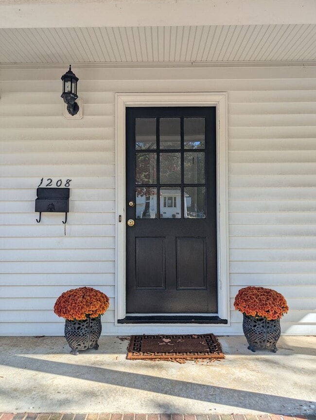 Photo - 1208 Somerset Rd
