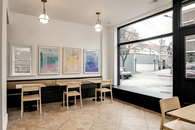 Photo - 1650 W Roscoe St