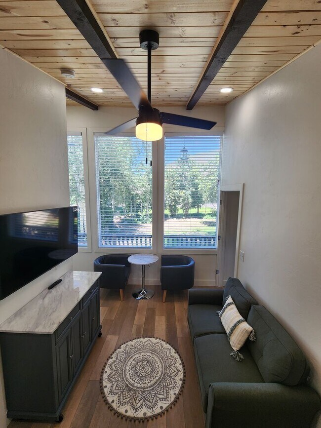 Building Photo - Newly Remodeled 1 Bedroom Apartment Unit B