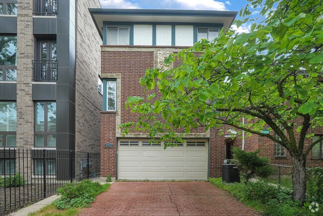 Building Photo - 1512 W Diversey Pkwy Rental