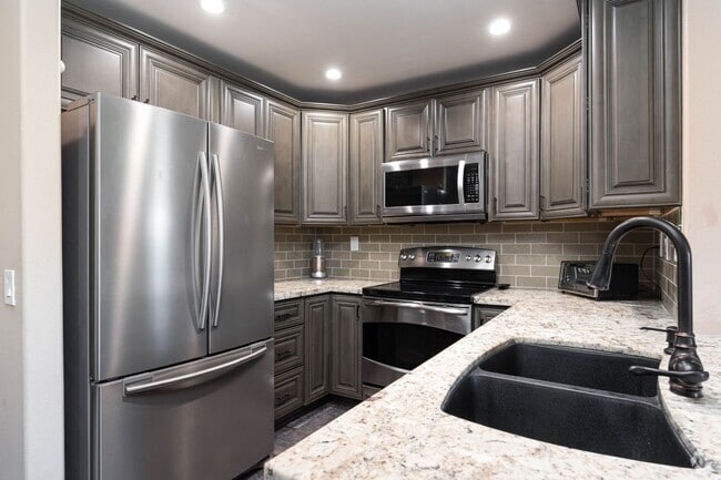 Building Photo - Top Floor Furnished 2 Bedroom Home Near SD...