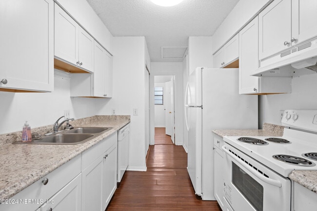 Photo - 476 Lombard St