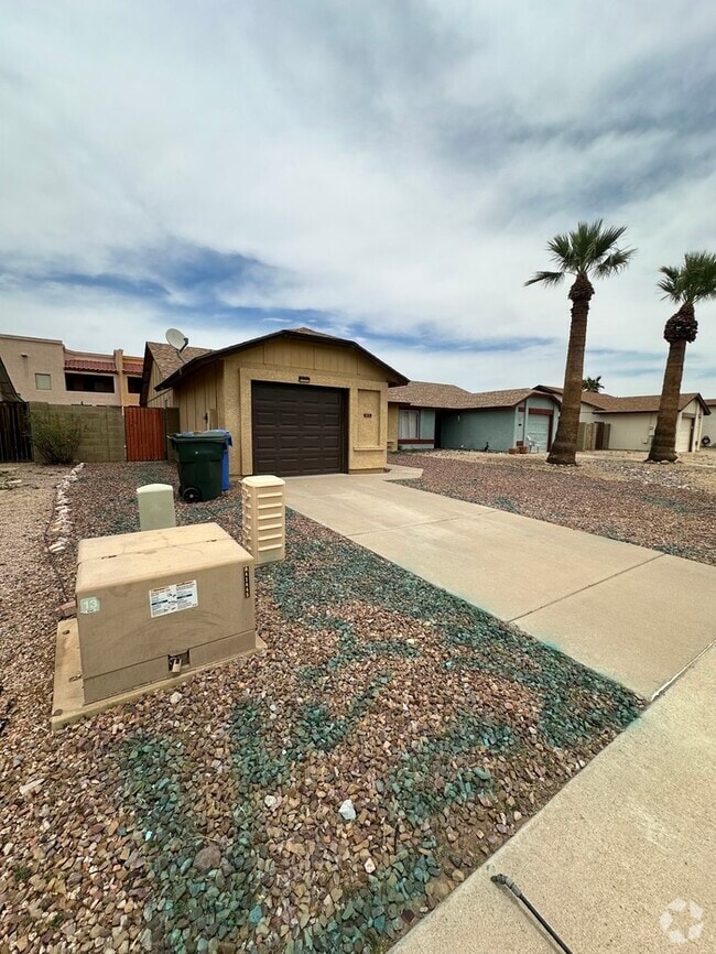 Building Photo - North Phoenix 2 bedroom Duplex Rental