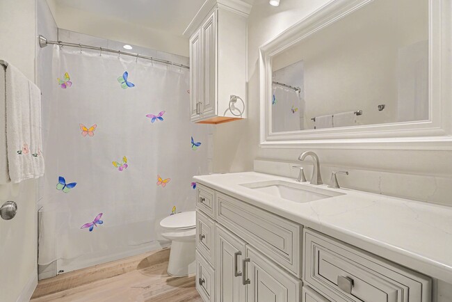 Building Photo - 3633 E Meadow Ln