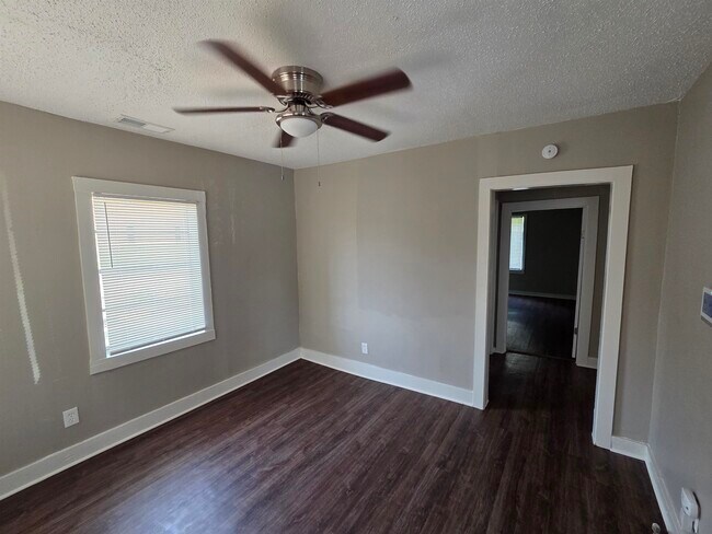 Photo - 1558 Tayner St