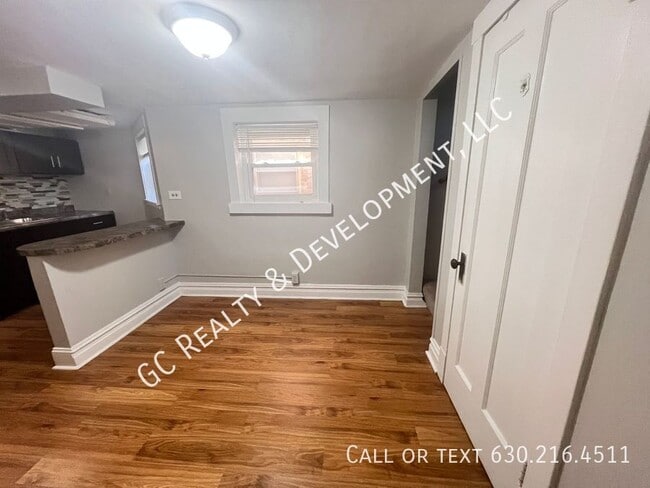 Photo - 5410 W Berteau Ave Unit B