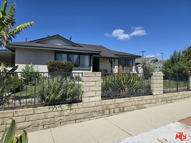 Building Photo - 13049 Schoenborn St Rental