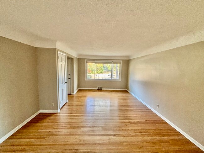 Área de estar en el piso superior - 12928 Excelsior Blvd Unidad 1