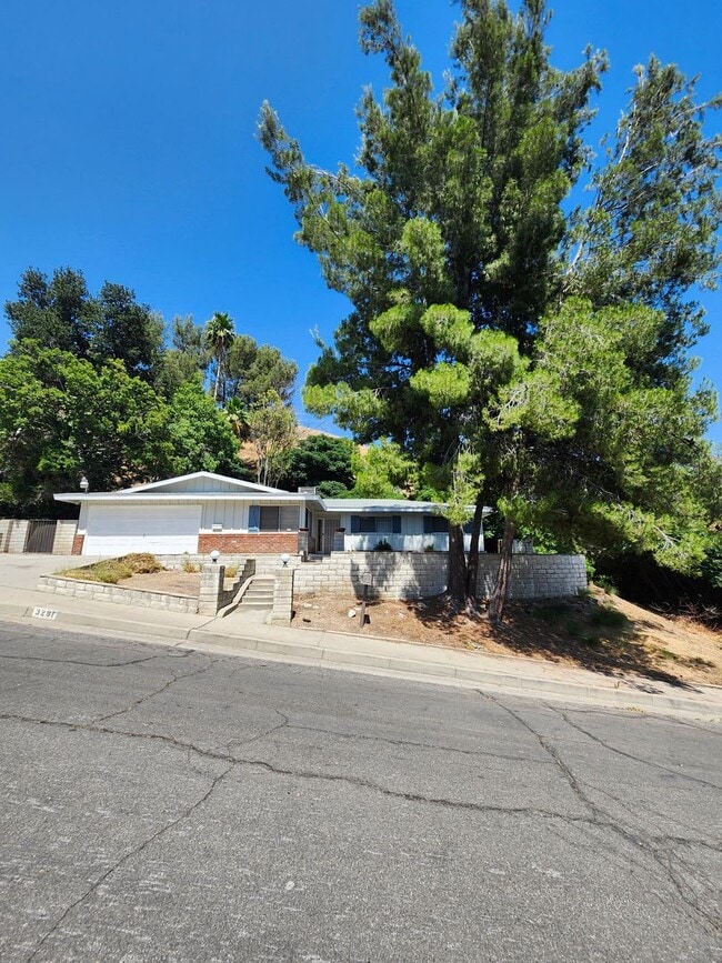 Newly Renovated! Spacious 4-Bed, 2-Bath Ho... - Newly Renovated! Spacious 4-Bed, 2-Bath Ho... House