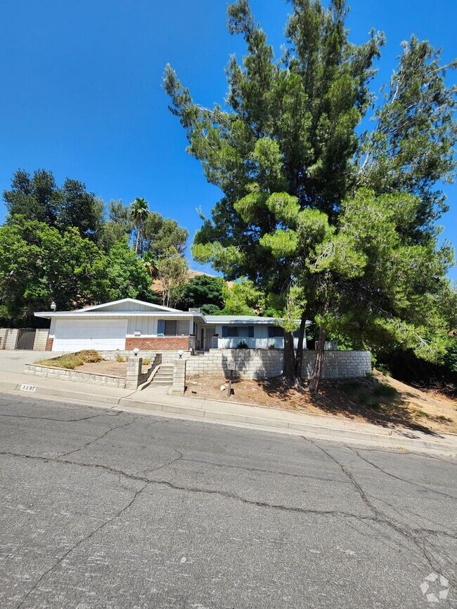 Building Photo - Newly Renovated! Spacious 4-Bed, 2-Bath Ho... Rental