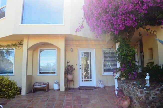 Building Photo - LowCres2 Unit #1