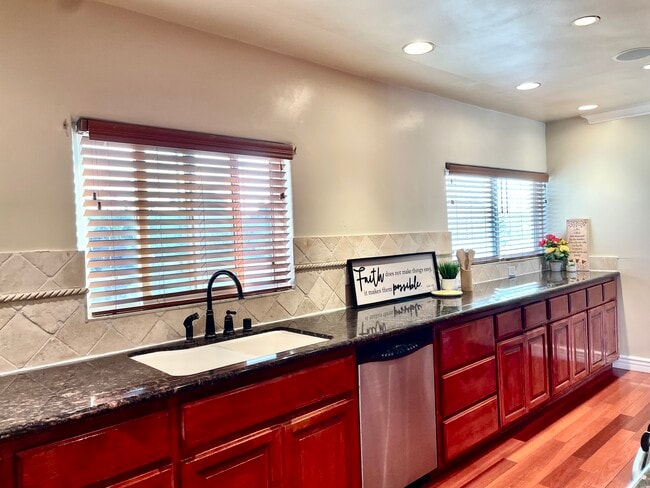 Photo - 8781 La Grand Ave