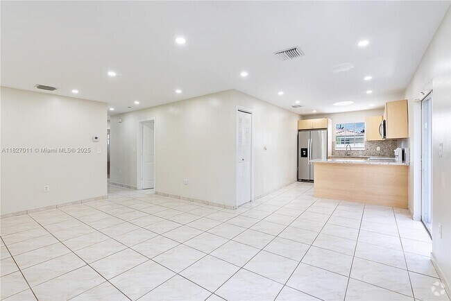 Building Photo - 1214 NW 34th Ave Unit 1214 Rental