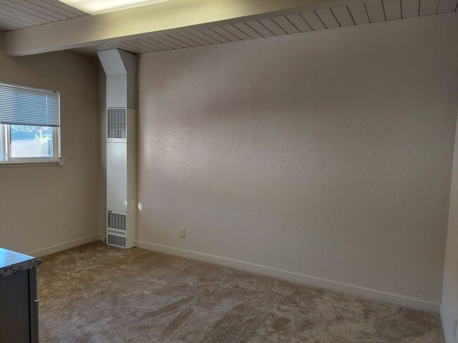 Building Photo - LA356-Vasakarnpanich Unit O