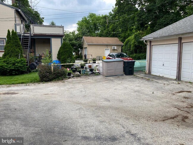 Photo - 453 W Lancaster Ave