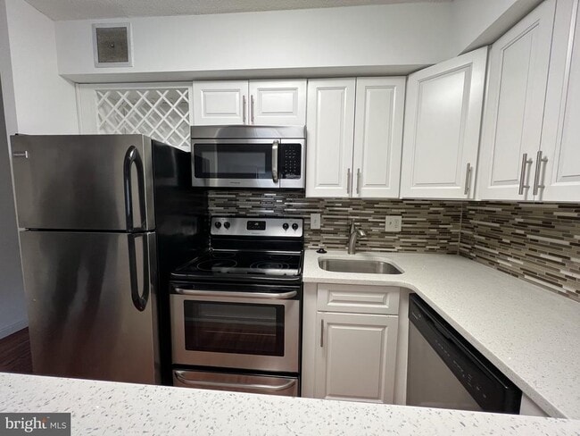 Building Photo - 1420 Locust St Unit 6H