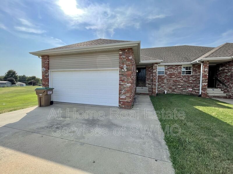 Photo - 301 Excalibur Ct Unit B