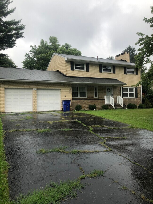 Alicia Arms Apartments For Rent In Chester Wv Forrent Com