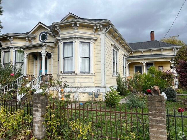 Building Photo - Blue Lake Victorian House