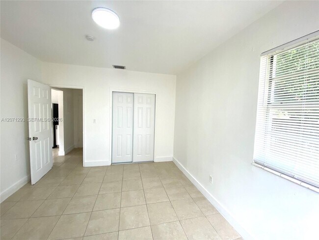 Photo - 120 NE 55th St Unidad 2