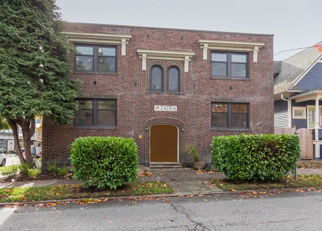 Building Photo - Chic Top-Floor 2BD/1BA Lower Queen Anne Seattle Apartment for Rent | Rooftop Space Needle Views, ... Unit 5
