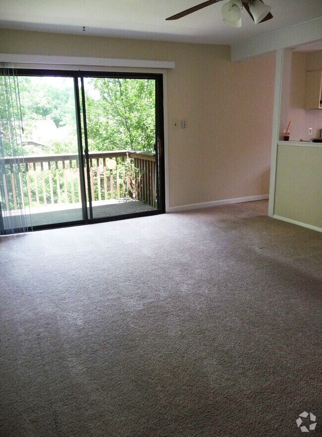 Building Photo - 706 Meadow Woods Ln Unit 706 Rental