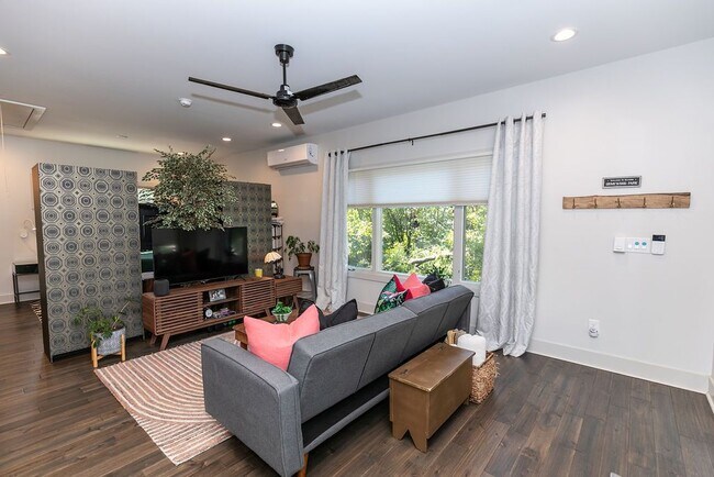 Photo - 1084 Sanders Ave SE