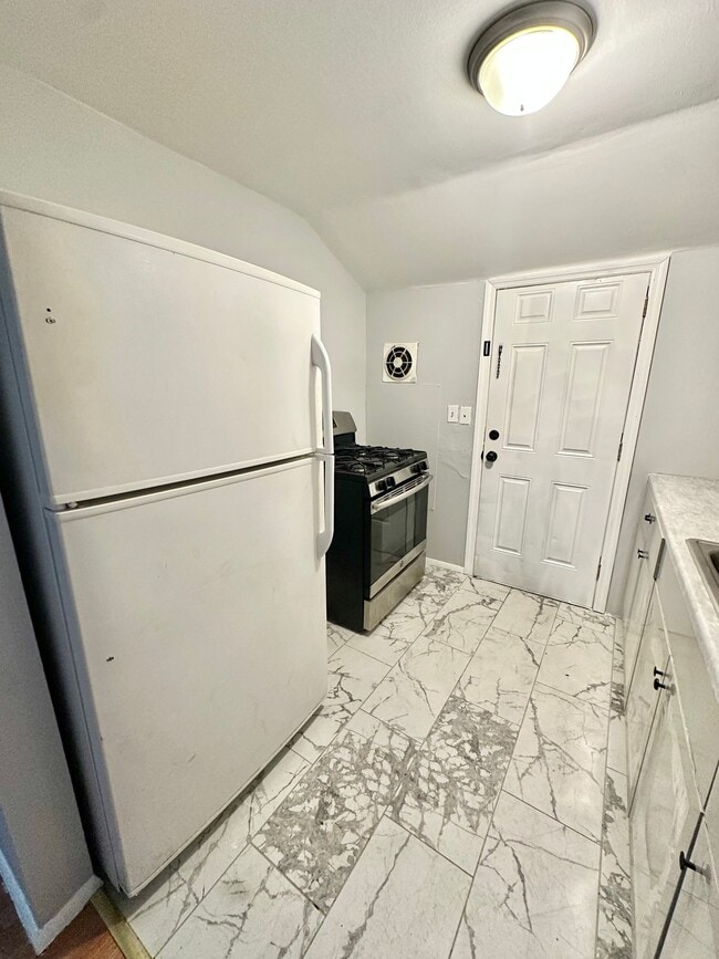 Photo - 527 Sassafras St