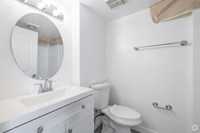 2BR, 2BA - 757SF - Bathroom