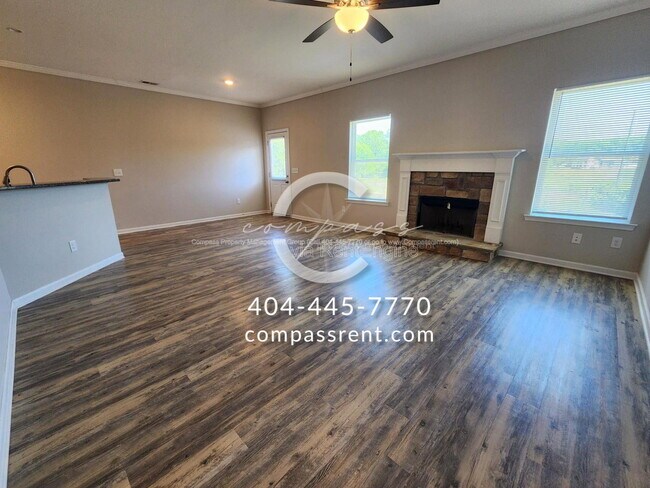 Photo - 228 Lyndon Wy NW