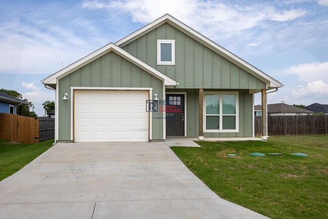 Building Photo - Charming Modern Farmhouse with Fenced Backyard
