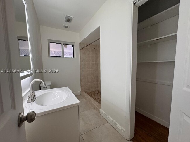 2803 SW 26th St Unit BACK