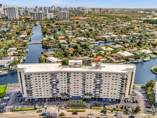 Building Photo - 401 Golden Isles Dr Unit 1007