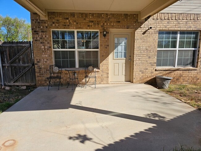 Photo - 604 NE Ave E Pl