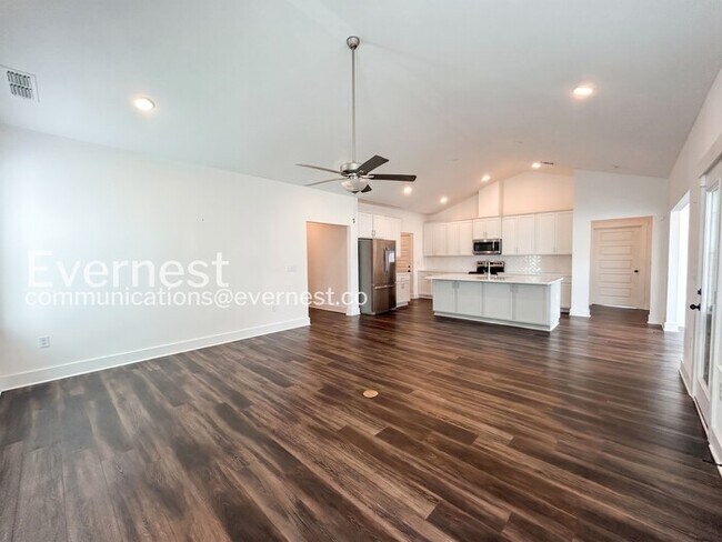 Photo - 3 Bed/2 Bath Home with Garage / Pet-Friendly / Available Now!