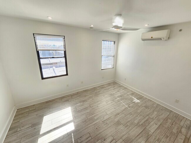 Photo - 1169 Hope St