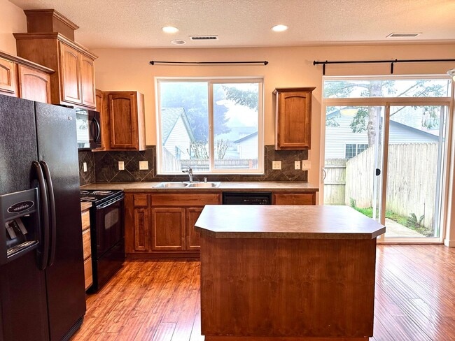Photo - Beautiful 3 Bd 2.5 Ba Town Home by Vancouver Mall