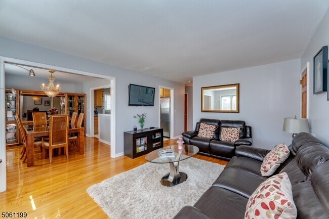 Photo - 887 Hobson St