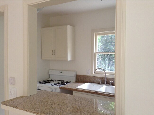 Passthrough to kitchen w/granite counter
