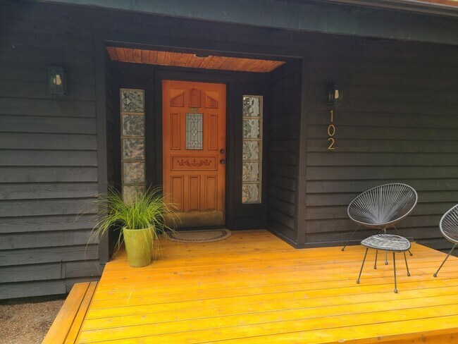 Building Photo - Lovely Home on 5 Acres Near the Water in R...