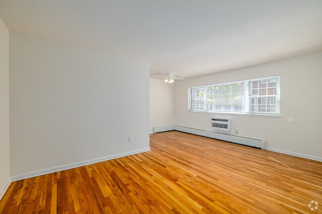 1BR, 1BA - 530SF - Living Room