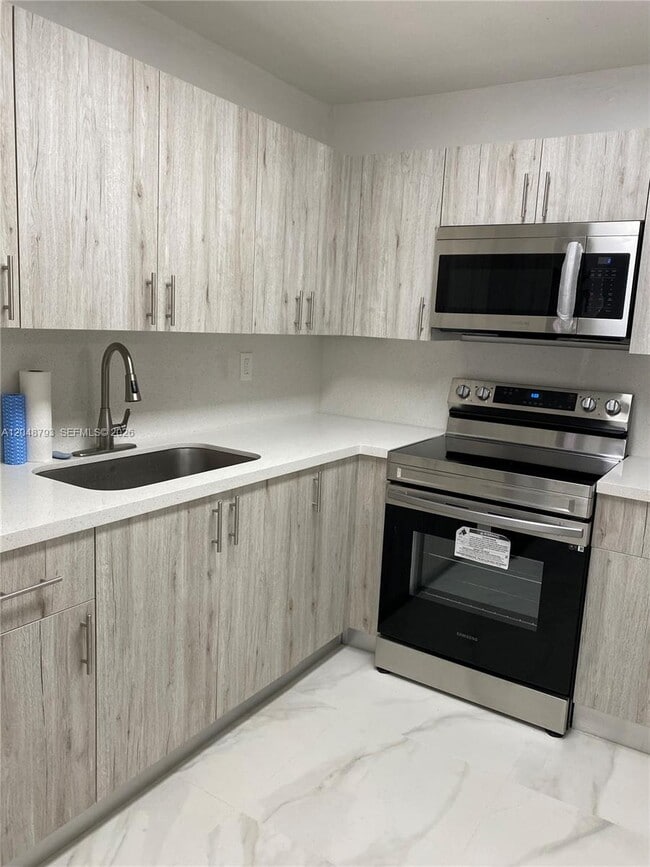 Building Photo - 6190 W 19th Ave Unit 206
