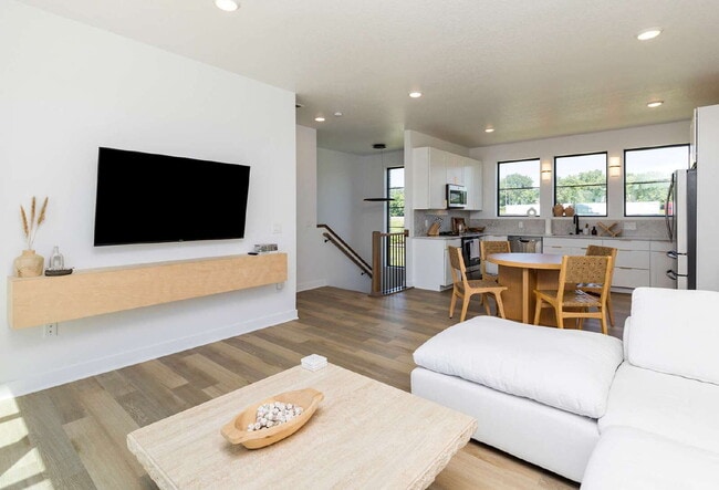 Building Photo - Luxury 2 Bedroom / 2.5 Bathroom Townhome w...