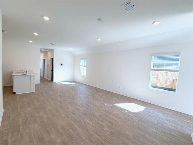 Photo - 202 Constanza Trl