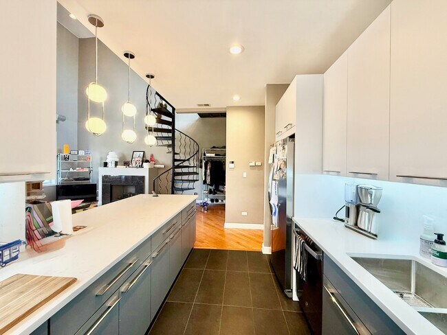 Photo - Stunning 2 Bed 2 Bath Plus Lofted Den in the Wicker Park area Unit 4