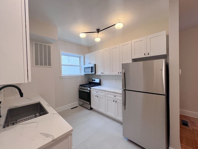 Building Photo - 419 S 17th St Unit 2