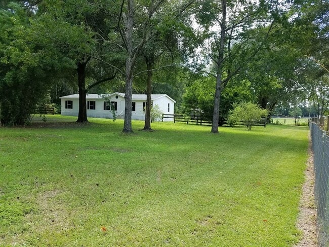 Building Photo - 3 Bed 2 Bath Bring your horses or livestock, the property is zoned agriculture